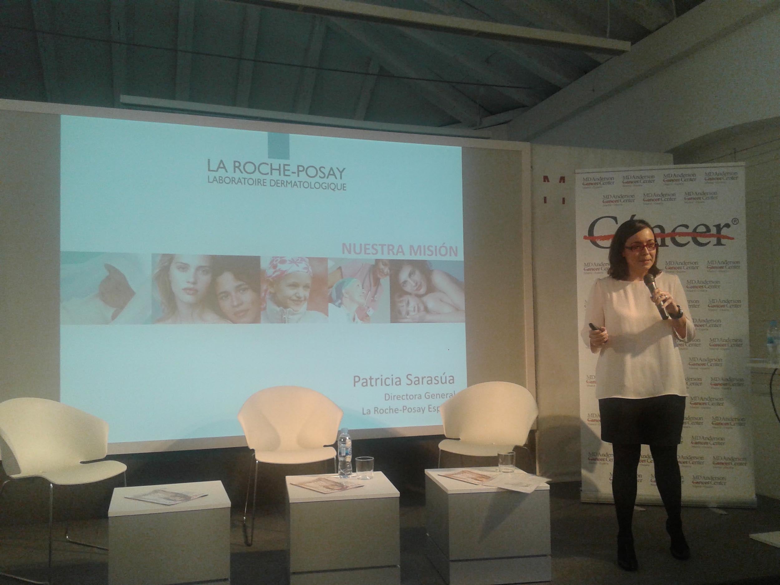 La directora de marca de La Roche-Posay, Patricia Sarasua, explicó el papel de la dermocosmética para mejorar la calidad de vida de las pieles sensibles, una de las consecuencias de los tratamientos oncológicos.