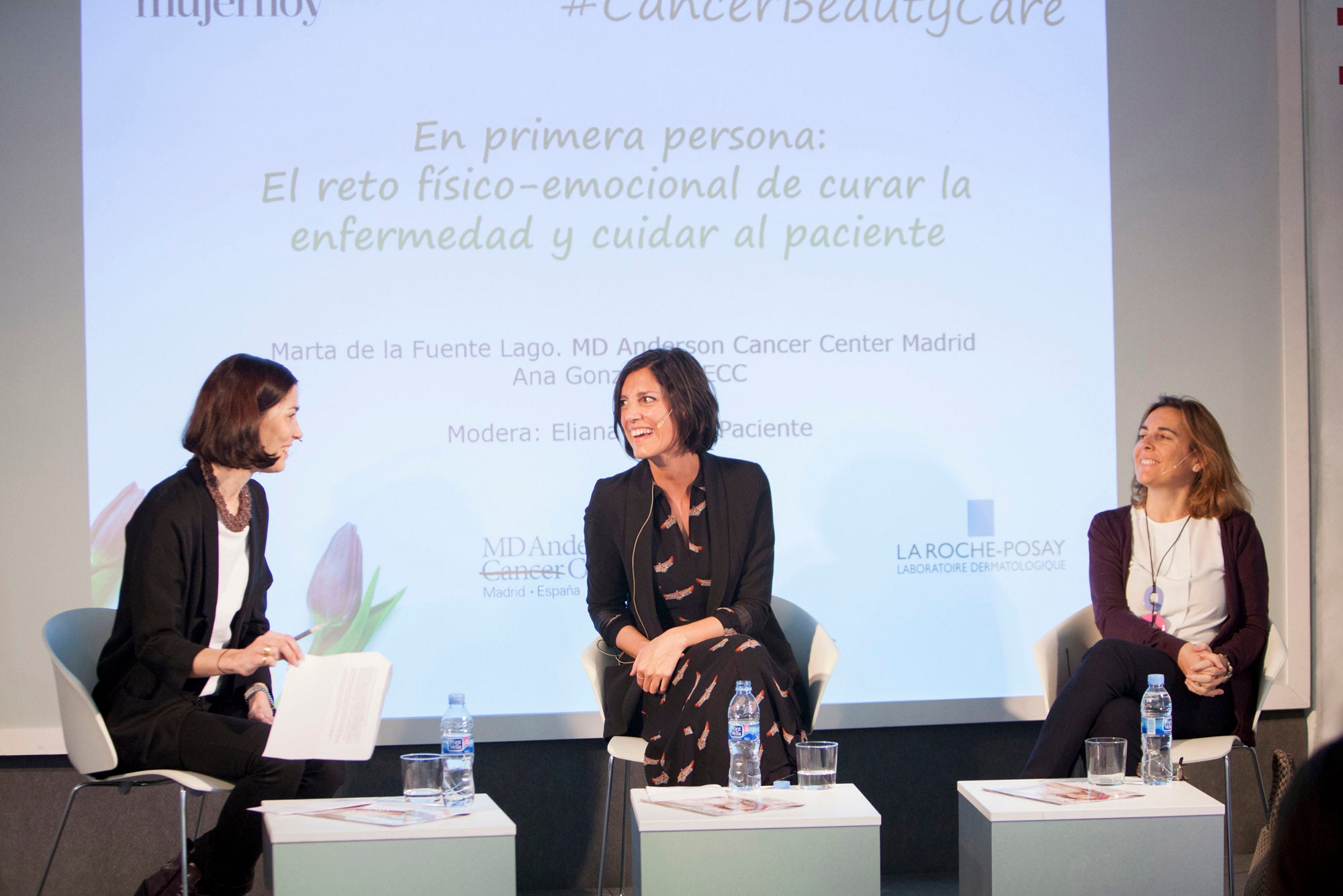 Eliana García, paciente de cáncer moderó la mesa en la que se habló de la importancia del soporte emocional para pacientes y cuidadores. Participaron Marta de la Fuente Lago, psicooncóloga de MD Anderson Cancer Center Madrid y Ana González, responsable de psicooncología de AECC.