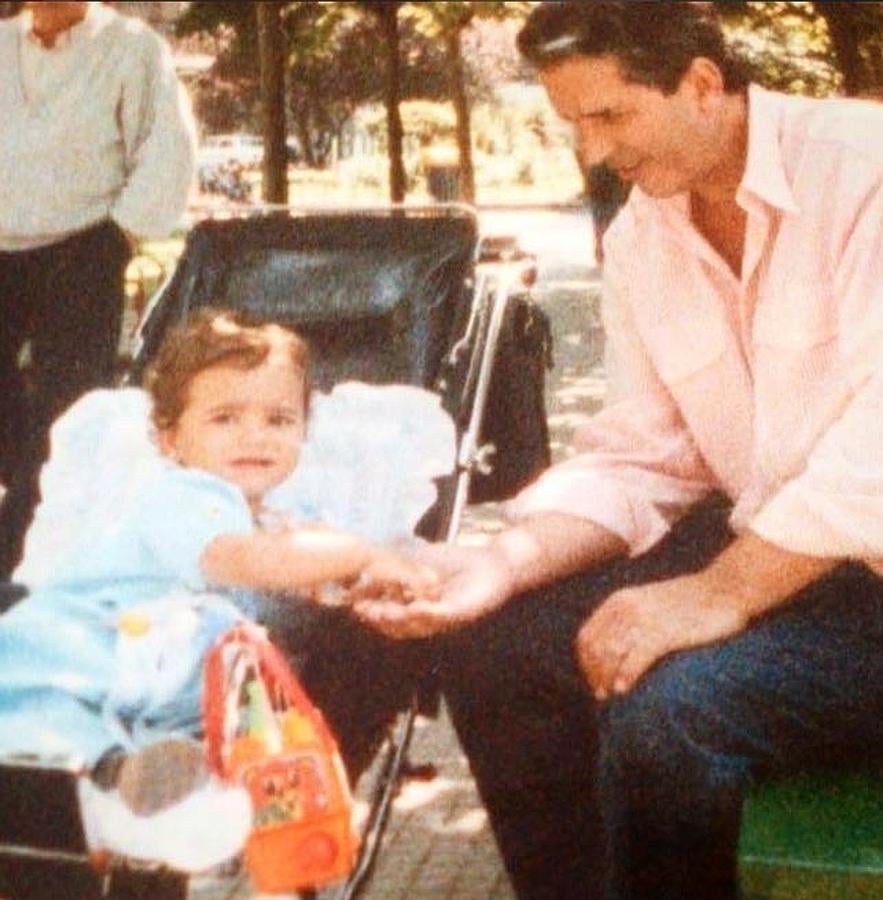 Lara Álvarez enseñó esta foto de su infancia al lado de su progenitor.
