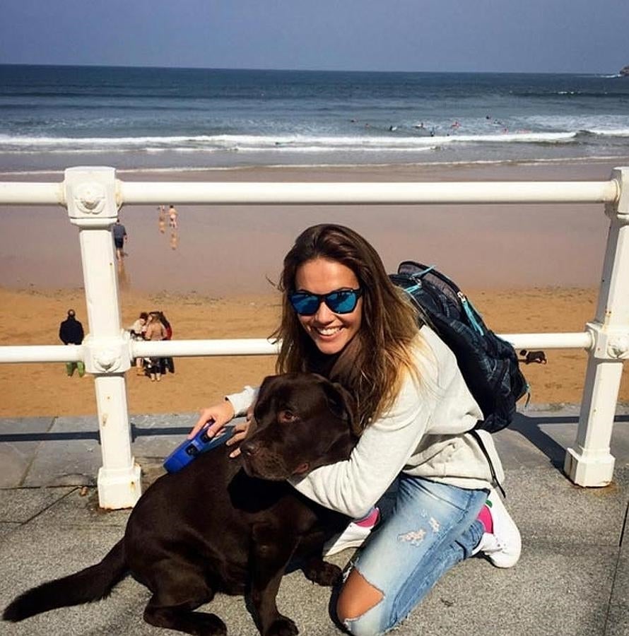 La presentadora compartío esta foto con su mascota en sus primeras vacaciones desde que terminara con Fernando Alonso.