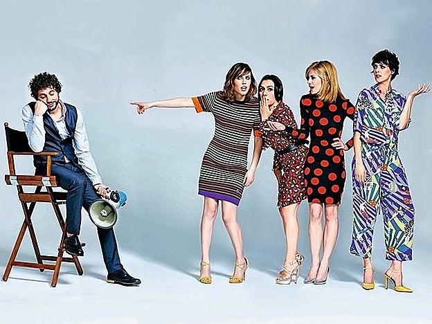 Paco: chaleco pantalón y camisa Christian Dior y zapatos Neosens. Alexandra: vestido María Escote y stiletto Christian Dior. Candela : abrigo Love Moschino y sandalias Jimmy Choo. Natalia: vestido Love Moschino y sandalias Aquazzura. Belén: mono Missoni y sandalias Ursula Mascaro. Estilismo: José Herrera. Maquillaje y peluquería: Pedro Cedeño Para Chanel y ArtLab Aveda.