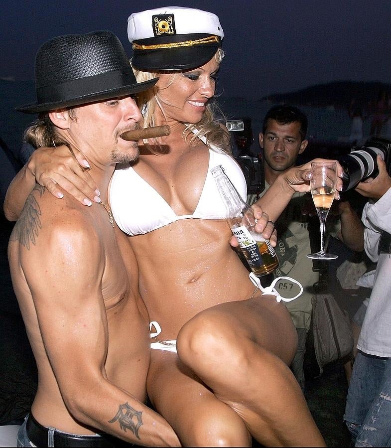 Eso sí, Pamela Anderson escogió el blanco para su bikini nupcial.