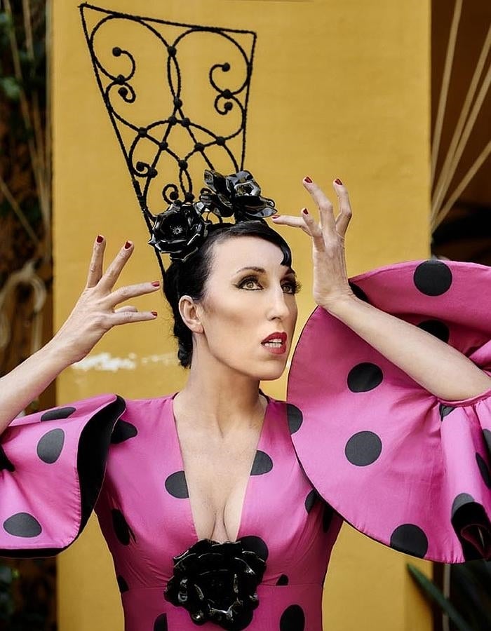 Vestido de Pilar Vera, tocado deTolentino Haute Hats y complementos de Benjamín Sevilla.