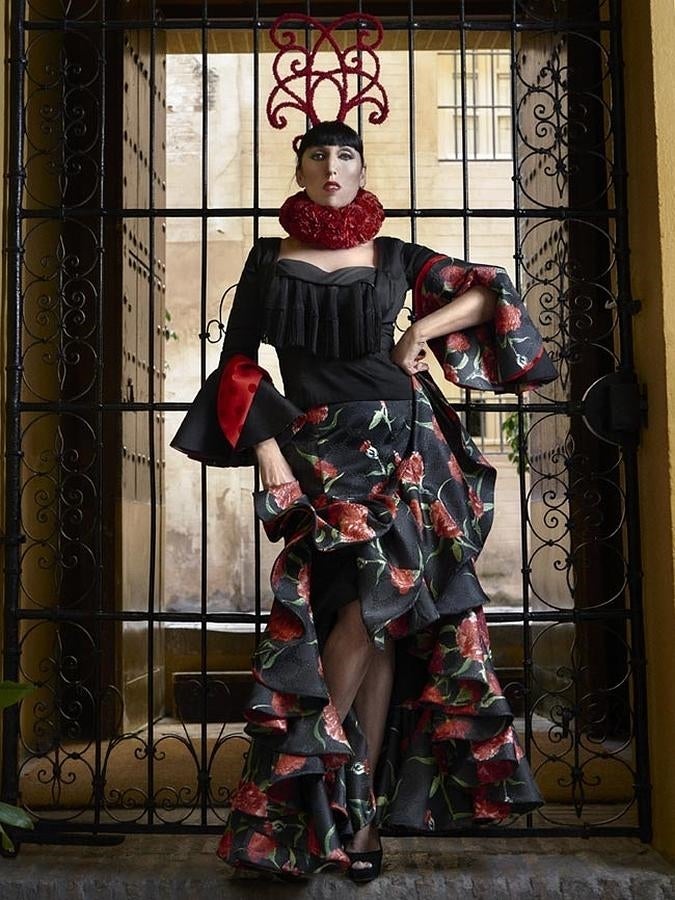 Vestido de Sonia & Isabelle y tocado de Tolentino Haute Hats.