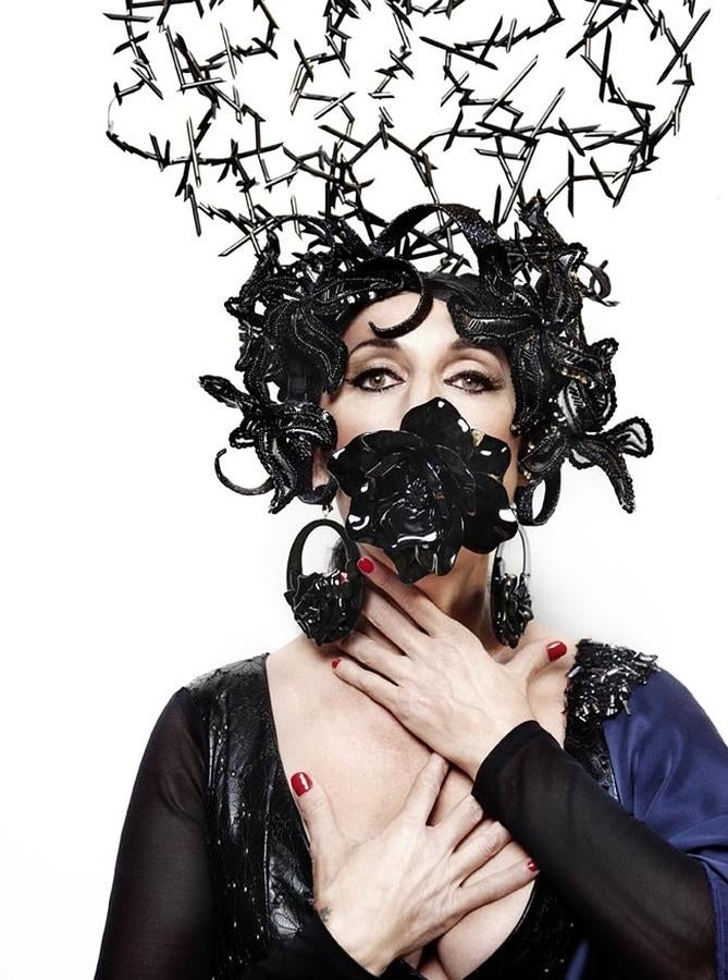 Vestido de Álex de la Huerta, tocado de Tolentino Haute Hats y complementos de Benjamín Sevilla.