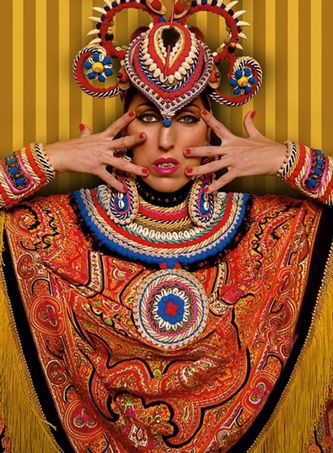 El local de elena benarroch en Madrid acogerá a partir de este mes de abril pequeñas pop up stores de diferentes diseñadores nacionales. Los primeros son los sevillanos Tolentino, una firma de tocados que presenta su colección Etnia, con Rossy de Palma como imagen (en la foto). El paisajista Fran Cisneros se ha encargado de realizar una espectacular instalación en la tienda madrileña de la famosa diseñadora. En C/ Zurbarán, 16.