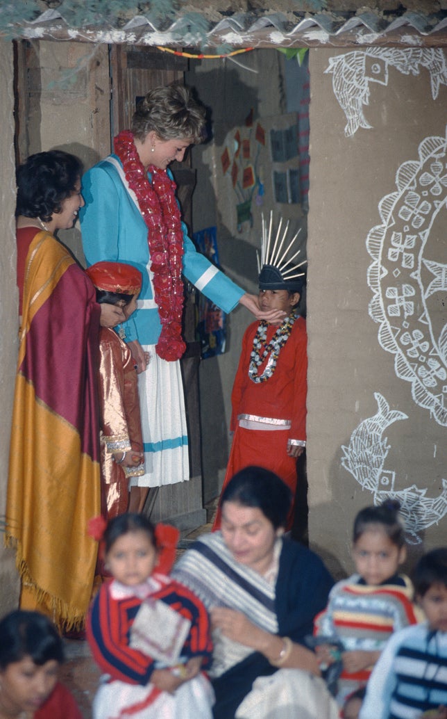 Diana de Gales con uno de sus dos piezas clásico, con chaqueta entallada en azul y falda midi plisada.