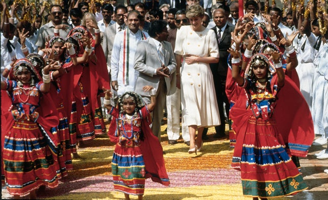 Lady Di también lució, como Kate Middleton, un vestido blanco midi. En este caso, el diseño con falda tableada y detalle de botones dorados era de lo más 'noventero'.