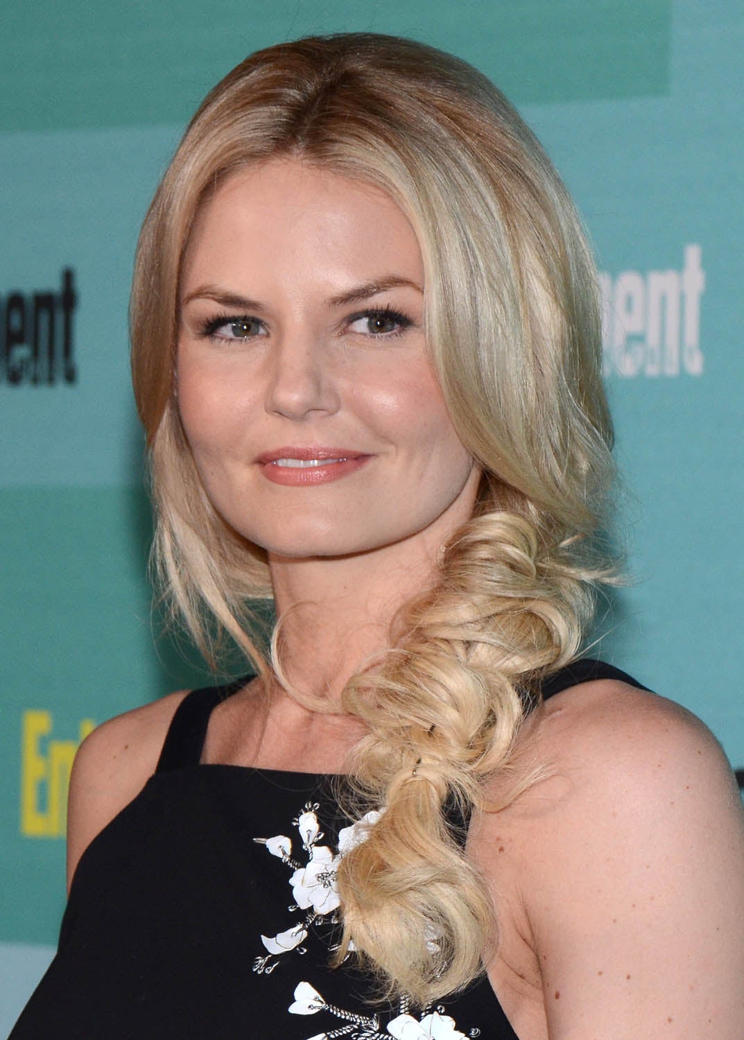 Si has decidido celebrar una boda en el campo, y te gustan las trenzas, no lo dudes: este peinado es la opción perfecta para ti. Una trenza lateral semideshecha que puedes adornar con alguna flor.