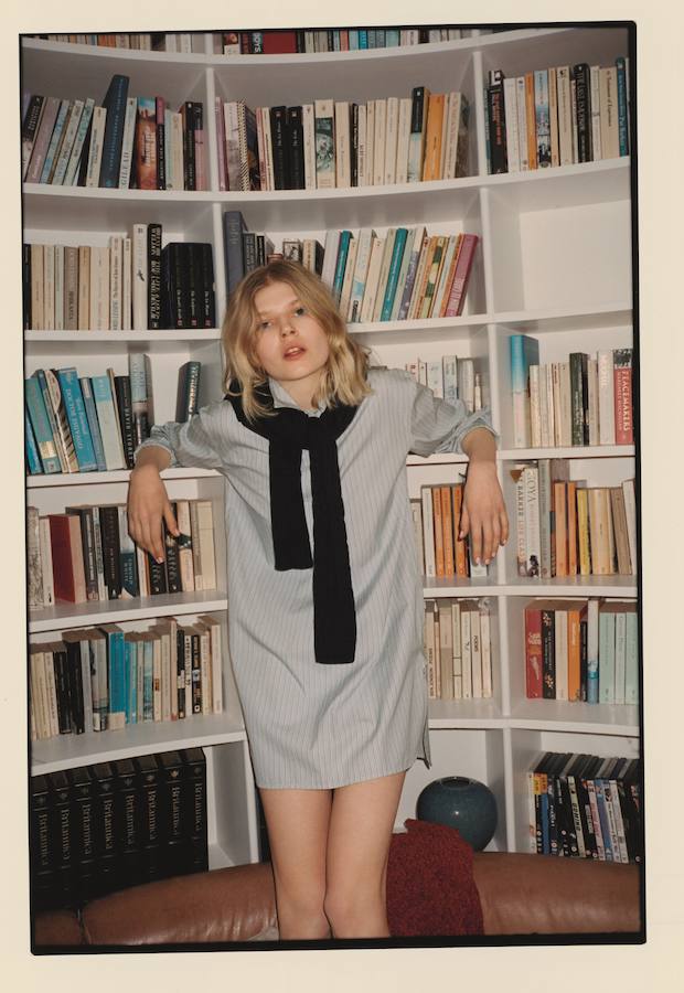 Con estampado de rayas es este modelo de vestido camisero