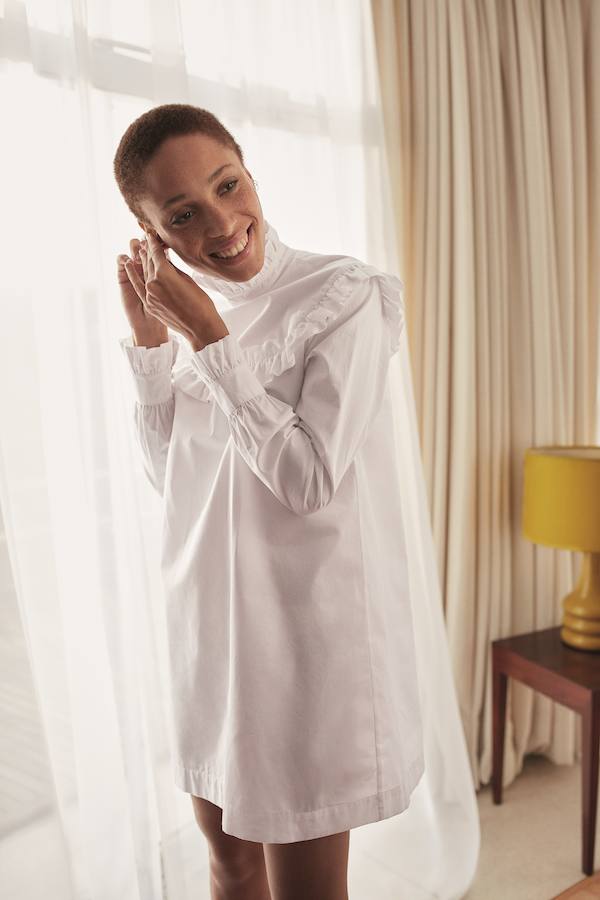 Un modelo camisero de vestido que forma parte de la colección