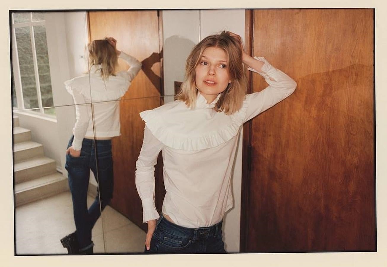 Con volantes en la zona del pecho, una de las blusas de la colección