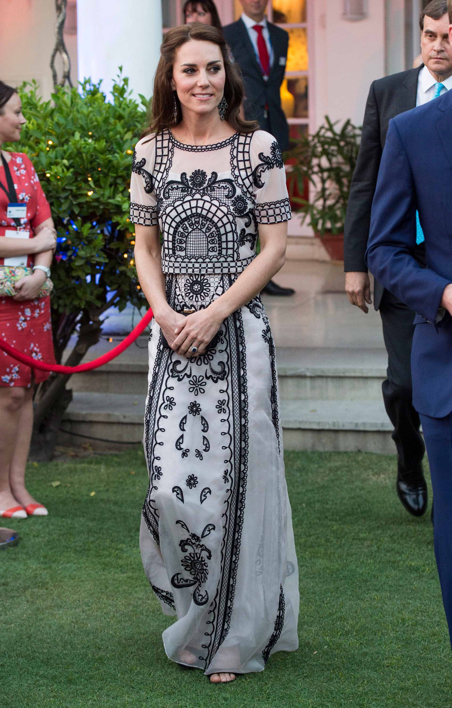 Los Duques de Cambridge celebraron en Nueva Deli con una cena de gala el 90 cumpleaños de la Reina Isabel II. Para tan fastuosa ocasión, Kate Middleton volvió a inspirarse en la estética india con este dos piezas de seda bordada 'black&white' de Temperley London.