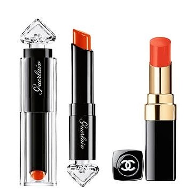 Ojos oscuros: Barra de labios en tono Fire Bow Le Petite Robe Noire, de la colección Lollipops, de Guerlain (C.P.V.). Rouge Coco Shine en tono Shipshake, de la coleccion L.A. Sunrise, de Chanel (32,50 €).