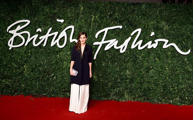 Emma Watson nos enseñó quién es la que mejor lleva los pantalones en la alfombra roja con looks como este. Lució un maravilloso mono de Misha Nonoo, abrigo de Dior, zapatos de Christian Louboutin y clutch de Anya Hindmarch.