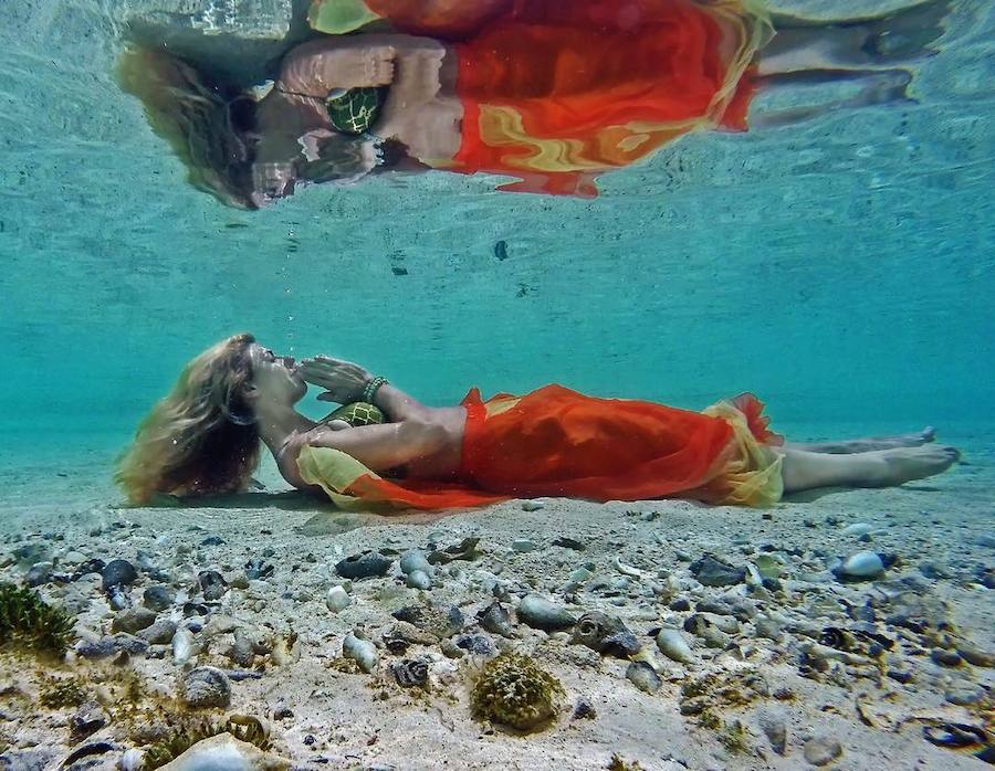 Detrás de Kerri Verna se encuentra @beachyogagirl, una de las reinas yoguis de Instagram con más seguidores (más de 959.000). Playas paradisíacas, mini vídeos espectaculares, poses complicadas y mucho buen rollo es lo que te encontrarás en su perfil.