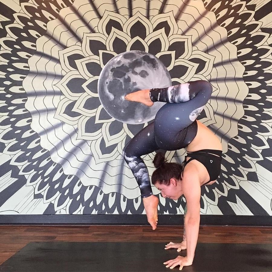 Lejos de estándares, Irene Pappas o @fitqueenirene en Instagram, no es la típica 'yogui' de revista: Tiene curvas, muchos tatuajes y cero complejos. Es el mejor ejemplo de que si quieres, puedes. Lleva en esto del Yoga 'solo' cuatro años y ya es toda una experta. 512.000 seguidores la contemplan.