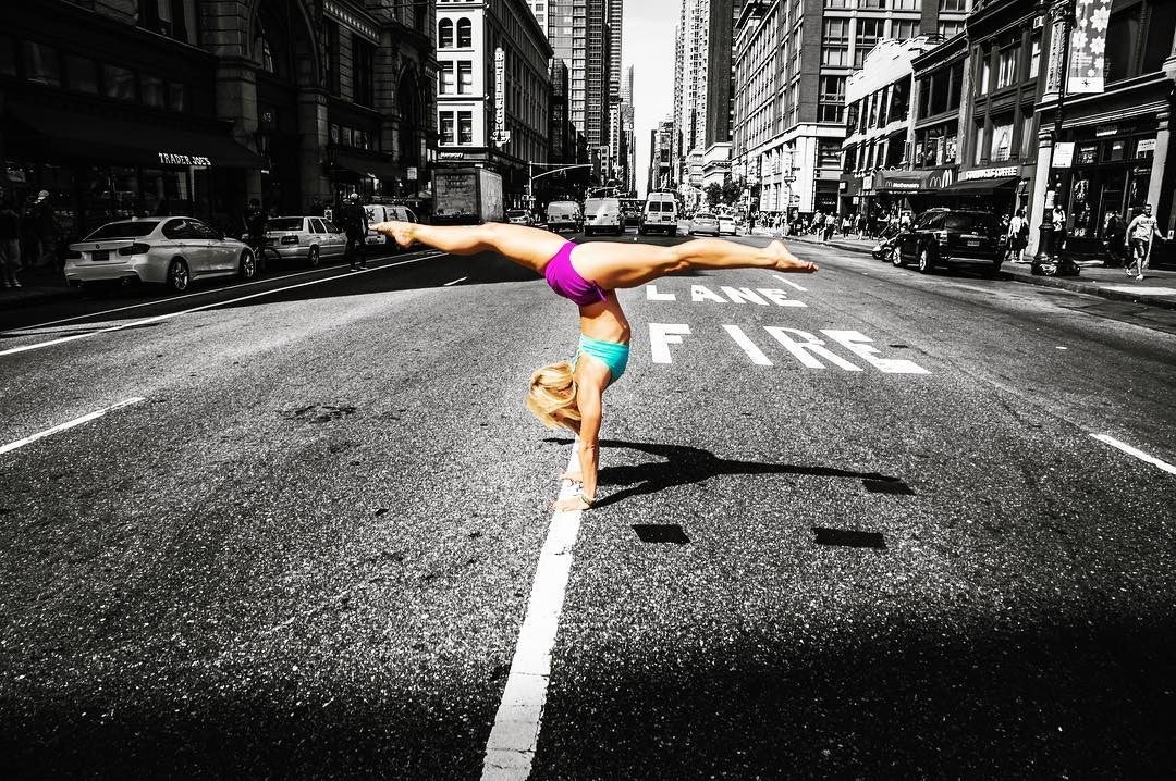 Despacito y sin hacer apenas ruido, Kino MacGregor (@kinoyoga en Instagram) se ha convertido en una de las 'yoguis' más seguidas (casi un millón) y cotizadas de la red social. Quizás sea por su flexibilidad, que le permite adoptar posturas al alcance de unos pocos mortales. Fascinante.