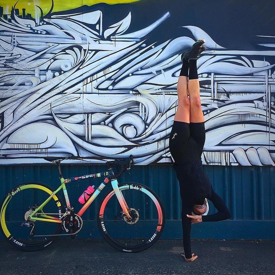 Ciclista más que ocasional y 'yogui' profesional, Pat Bailey (@patbailey) es una profesora de Yoga que ha logrado aunar sus dos pasiones gracias a Instagram (dónde si no). Inspiración, buen rollo, recetas, viajes y 'asanas' a nivel experto son lo que encontraremos en su perfil (92.000 seguidores y subiendo). Un poco de envidia si que nos da, si...