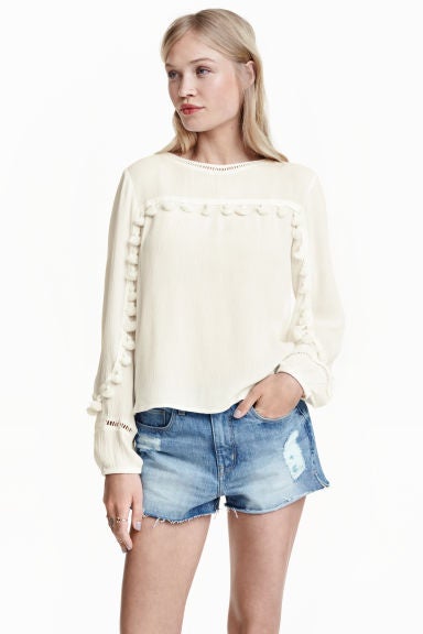 El buen tiempo viene acompañado de los shorts en todos los colores. Conjunta tus shorts favoritos con una camisa vaporosa y acertarás. (Total look de H&M. Camisa 24'99€ y shorts 24'99€)