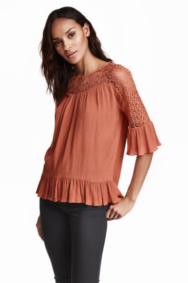 Una camisa de gasa ligera será tu aliado para superar las altas temperaturas, ¡el toque de las mangas campana nos enamora! (Camisa de H&M precio: 34'99€)