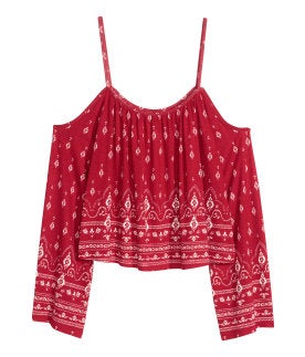 Las camisas con los hombros al descubierto serán el artículo estrella del verano, ésta es de H&M