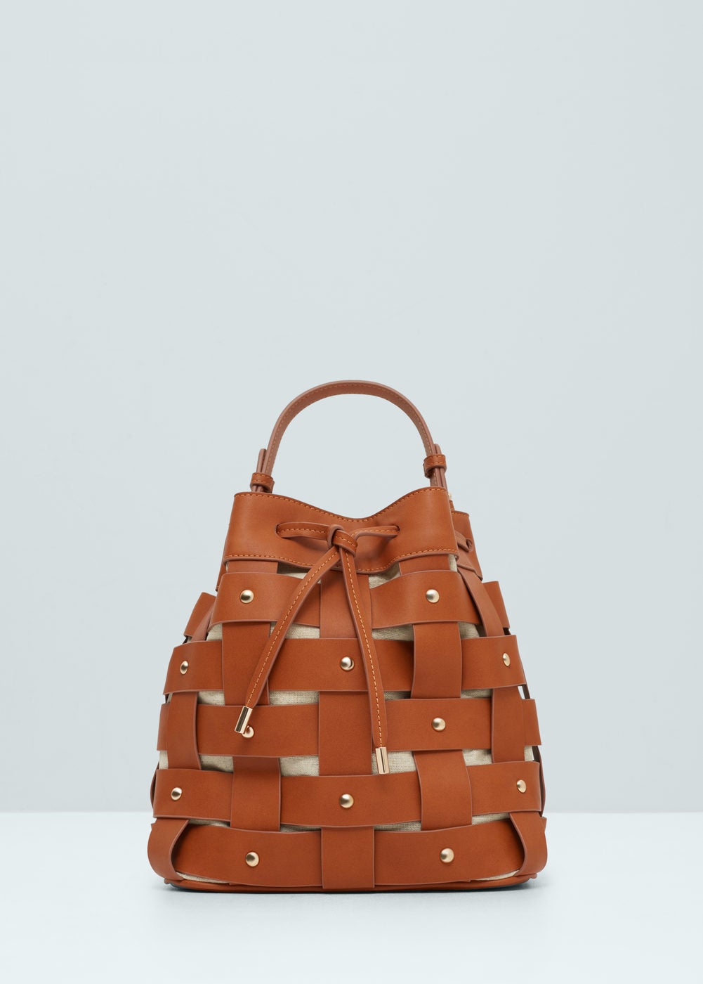 Un bolso de flecos es siempre el accesorio para estos looks, pero ¿qué mejor que una mochila donde guardar todas nuestras cosas? Si encima es de cuero, te quedará un look perfecto (Mochila de Mango, precio 35'95€)