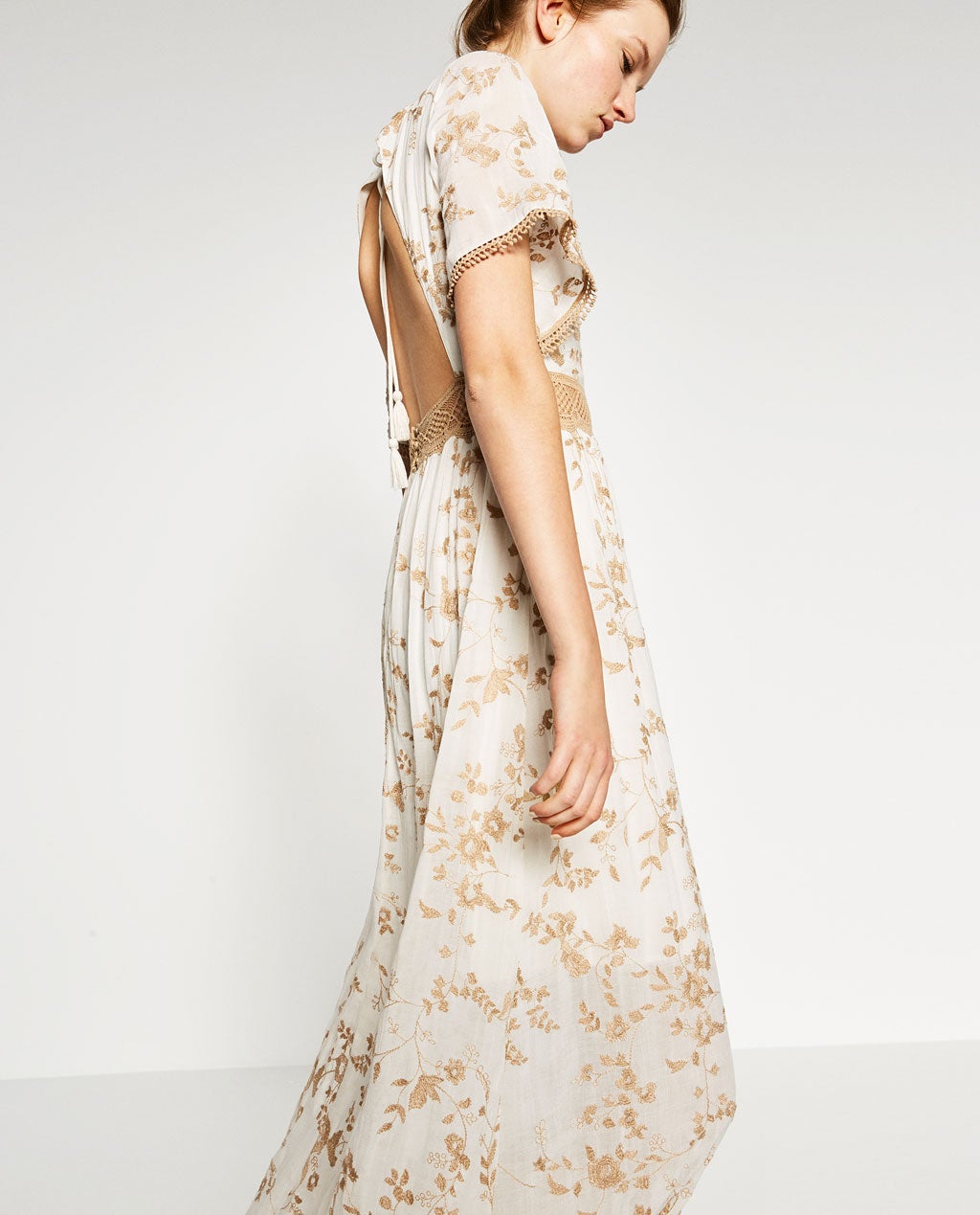 Ya estamos deseando ponernos nuestros vestidos largos veraniegos, ligeros y con estampaos primaverales. (Vestido de Zara, precio 49'95€)