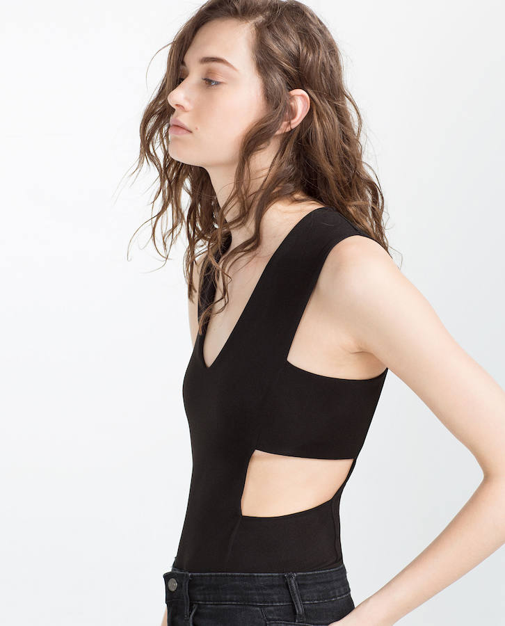En color negro y con aberturas laterales, este modelo que encontrarás en Zara (Precio: 19.95 euros)