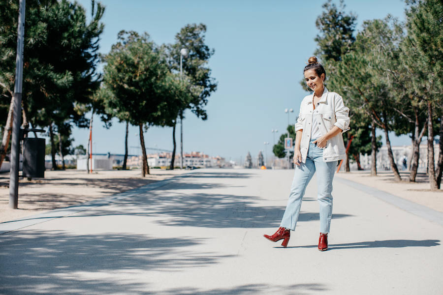 A Collage Vintage le gusta que sus 501 Original le queden altos de cintura y suele dejar el bajo deshilachado para que se deshaga según va viajando por todo el mundo con ellos. Sara juega al contraste en sus looks, combinando sus jeans con cazadoras trucker masculinas y llamativos accesorios muy femeninos.