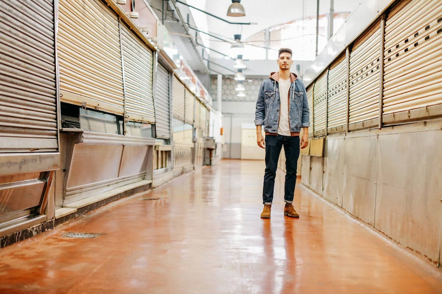 El dj callejea con sus 501CT en acabado índigo sin desgastar. Cuando Tiago pincha en sus sesiones de DJ elige un look cómodo y urbano, con trucker, camiseta y hoody en colores lisos.