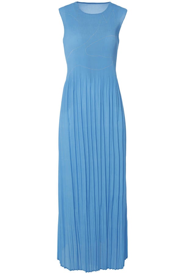 Con la falda plisada, un vestido de lineas sencillas y cortes limpios que encontrarás en la colección de Adolfo Domínguez (CPV).