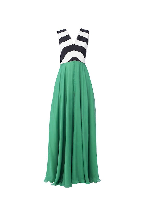 Con la parte superior a rayas y la falda en color verde, prueba con algo diferente con este diseño de Cristina Piña (CPV)