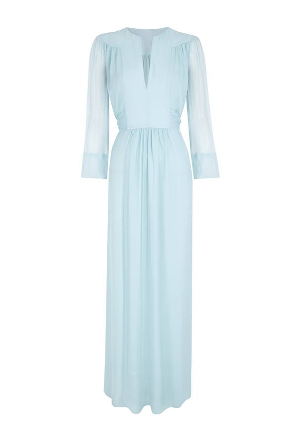 En un suave azul cielo, este romántico diseño de Pedro del Hierro es ideal si buscas algo fresco y natural (CPV).