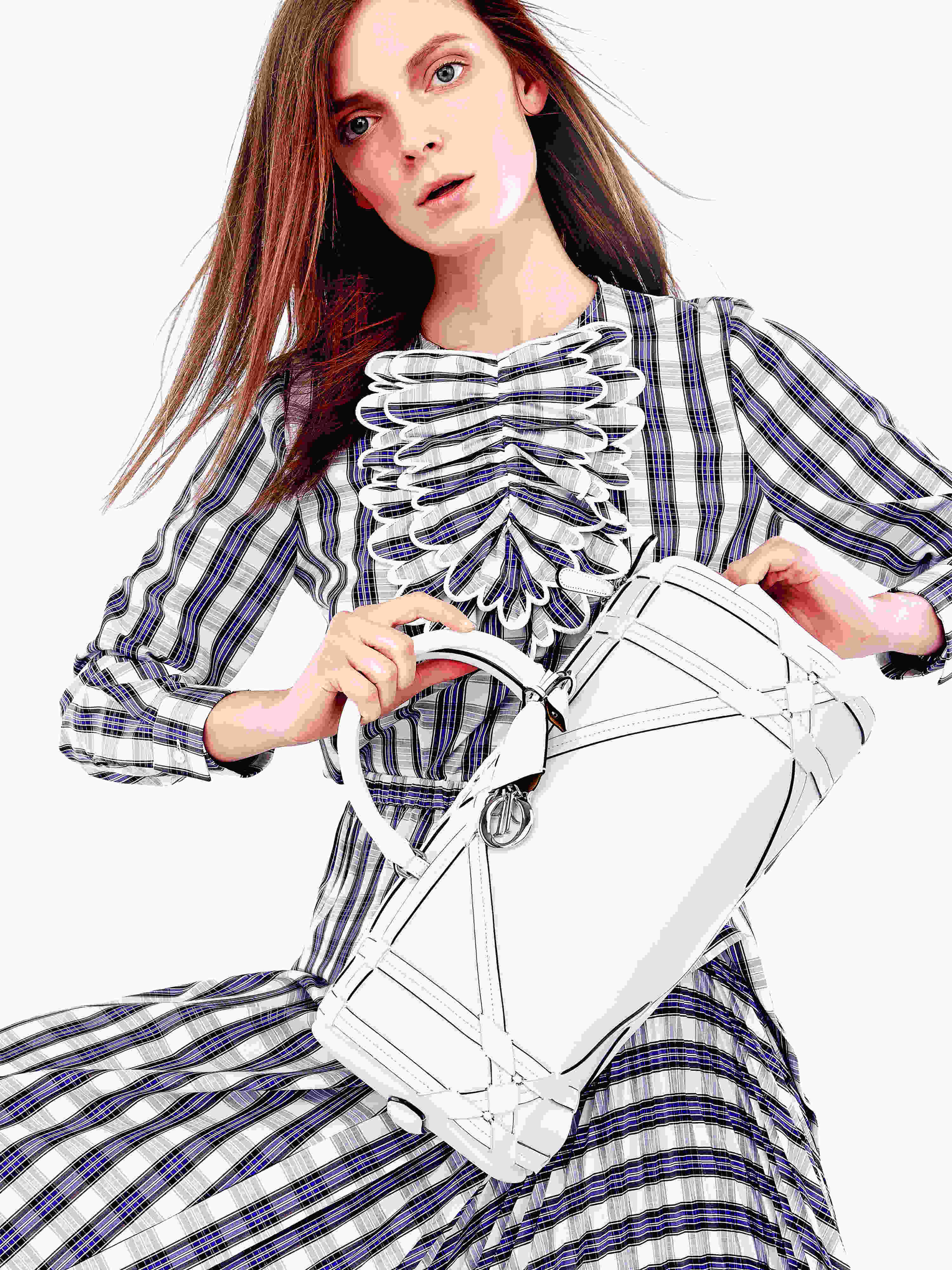 Conjunto de cuadros de Nº 21 y bolso de Dior. Estilismo: Verónica Suárez. Maquillaje y peluquería: Miguel Ángel Álvarez para Max Factor y Sebastian pelo.