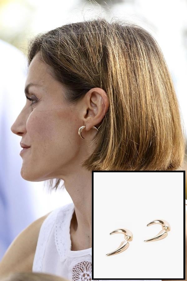 Fueron los que lució el 3 de agosto en Marivent junto a su marido e hijas. En un ambiente relajado, aunque era un acto oficial, la vimos con unos pendientes metálicos en color dorado con forma de cuerno y cierre de tuerca, con cierto aire ‘punk’.