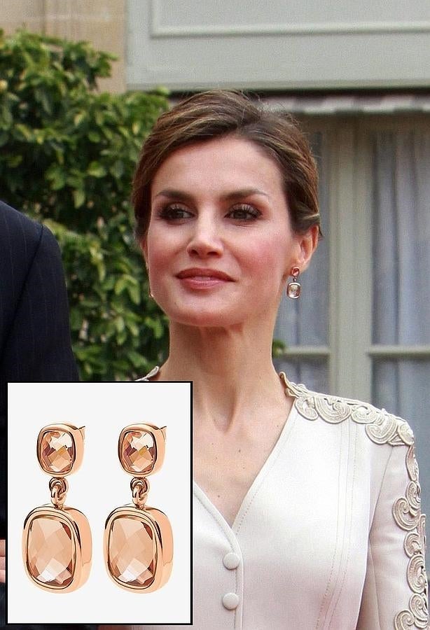 Quizá haya sido un guiño a la familia materna de su marido, pero el caso es que la Reina ha lucido por vez primera este año unos pendientes de la joyería griega Folli Follie. Se trata de un elegante y delicado par de plata bañado en oro rosa, con piedras de cristal brillantes engastadas en color champán, de la colección Elements. Los estrenó en su primer viaje de Estado a Francia como Reina, el pasado 2 de junio. Con 33 años de existencia, esta firma griega presenta piezas modernas y divertidas que atraen a un público diverso y cosmopolita.