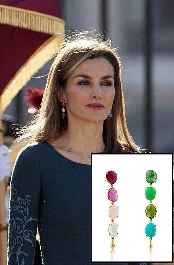 De oro amarillo de 18 quilates, rubí y crisoprasa, están disponibles bajo pedido, ya que pertenecen a la Colección Especial de Rosa Oriol. Una vez que su hija ha tomado las riendas del negocio, ha querido crear unas piezas únicas y artesanas que tienen un especial significado para ella, utilizando además gemas como rubíes, zafiros, diamantes, turquesas, aguamarinas y turmalinas, entre otras. Cuentan con un anillo a juego y los llevó en 2015 en varias ocasiones.