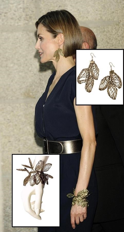 Doña Letizia tiene de esta firma unos pendientes artesanales y una pulsera realizadas en tela que estrenó durante la entrega de los premios El Barco de Vapor y Gran Angular, en abril de 2015, y que, de momento, no le hemos vuelto a ver. Estas “hojas orgánicas”, como las definen desde la firma, están realizadas con diversos materiales, como algodón, lino y poliamida italiana, todo bordado a mano y con un acabado en oro viejo. La diseñadora creó ‘Paz Sintes Textile Jewelry’ en 2005, después de trabajar durante varios años en la industria de la moda en Barcelona, París y San Petersburgo. En esos años aprendió todo lo necesario en la confección de bordados, encajes y pasamanería basados en la tradición europea de la alta costura. Así fue como decidió aplicar las técnicas de costura artesana y teñido a mano a la creación de joyas únicas, muchas de ellas de edición limitada.