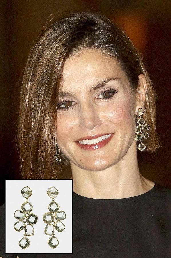 Los estrenó en la recepción a las autoridades de Baleares el pasado 5 de agosto. Se trata de unos pendientes articulados de plata –cubierta de oro champán– y piedras naturales de amatista verde, talladas a mano de forma irregular, y que pertenecen a la colección Hydra de Coolook. Este par no es el único que tiene de la firma, que se caracteriza por unos diseños innovadores y vanguardistas en los que utiliza formas irregulares y piedras semipreciosas de color combinadas. Mar Aldeguer, su fundadora, trabajó varios años como periodista, pero su pasión por el diseño de moda pudo más. Tras detectar un abismo entre la joyería tradicional y la bisutería, pensó que había un nicho de mercado. También son clientas habituales Isabel Preysler y Cristina Cifuentes.