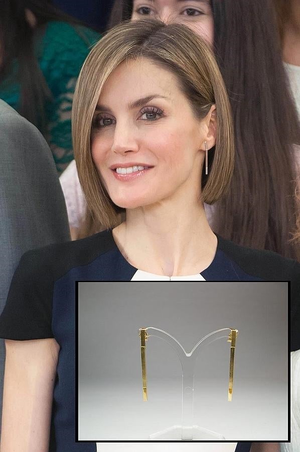 Doña Letizia ha recuperado de su joyero unos pendientes que adquirió cuando era periodista. De oro blanco de 18 quilates con acabado en brillo y mate en la punta, pertenecen a la colección Lineal de Laura Márquez, una diseñadora de joyas que trabaja todos sus productos a mano haciendo de sus joyas piezas únicas. La Reina visitaba con cierta frecuencia la joyería de Márquez situada en el centro de Madrid, donde fueron testigos de la especial atención que la entonces periodista prestaba a que el brillo de las joyas no interfiriera en las luces del plató.