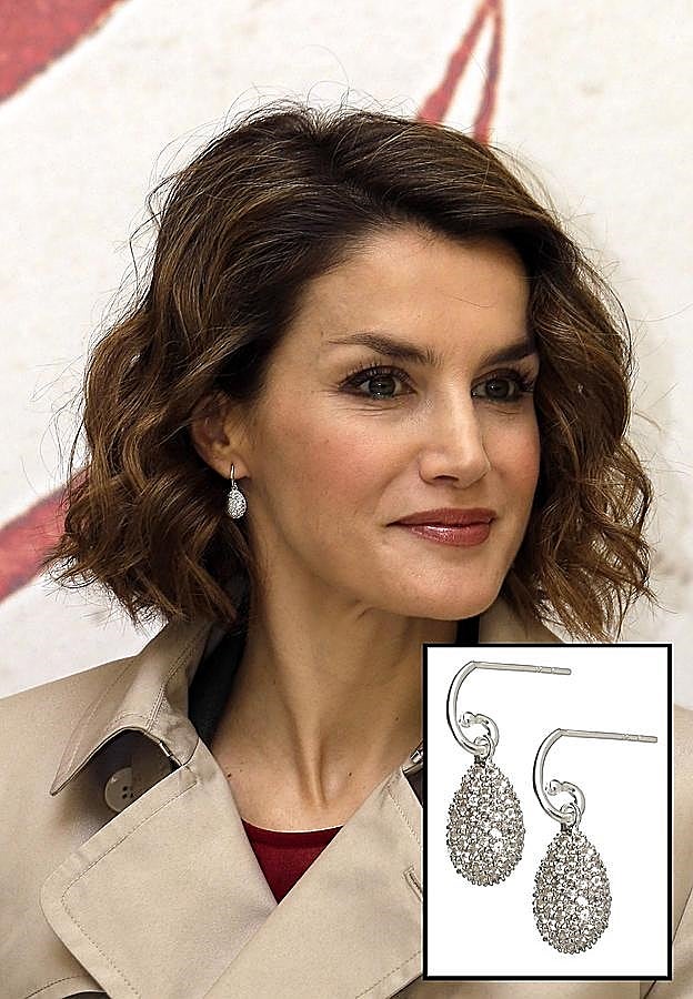 Son unos de sus preferidos y, cada cierto tiempo, los utiliza casi como una especie de comodín. Son un delicado diseño de topacio blanco inspirados en unas piezas de joyería consideradas auténticas obra de arte: los Huevos Fabergé. De hecho el nombre de estos pendientes, Huevos de Esperanza, hacen referencia a estas joyas que el zar Alejandro III le regalaba a su esposa, la zarina María. Como curiosidad, la duquesa de Cambridge, Catalina Middleton, tiene los mismos pendientes y también los luce de manera recurrente. Son obra de la marca inglesa Link of London, que nació hace 25 años, y que se caracteriza por sus elegantes diseños en plata y oro con precios ajustados para todos los bolsillos.