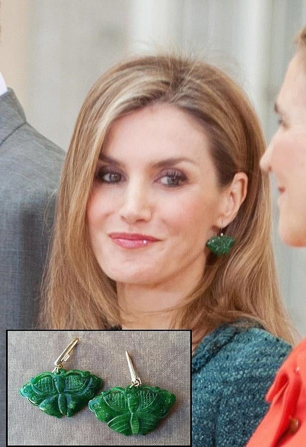 Realizados con piezas de jade verde talladas con forma de mariposa y cierre ‘hippy’ –o de gancho– trabajado artesanalmente en oro amarillo de 18 quilates, pertenecen a Harmony Design, una pequeña empresa española que elabora joyas artesanalmente desde hace tan solo cinco años. De momento, esta es la única pieza de esta firma que ha lucido la esposa de Felipe VI. Tanto estos como los anteriores los lució con un vestido de Felipe Varela en tono verde.