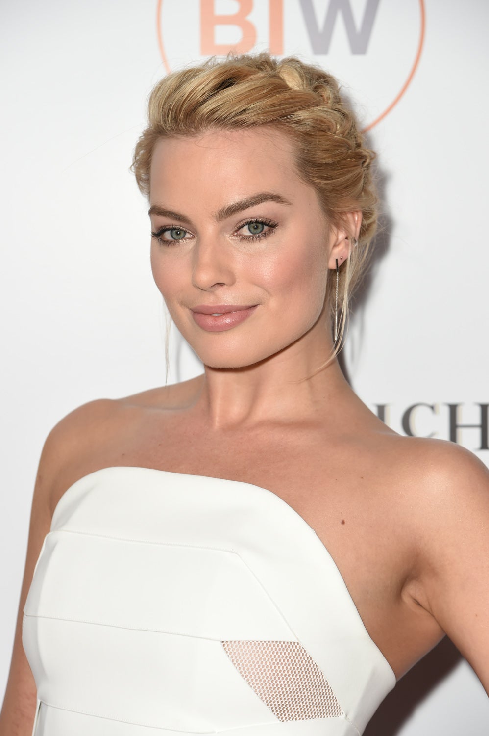 Si sabes hacerte una trenza de raíz o tienes quién te la haga, copia el peinado de Margot Robbie. Empieza la trenza en la parte alta de la cabeza y recógela en la nuca, deja algún mechón suelto y tendrás un peinado sobresaliente.