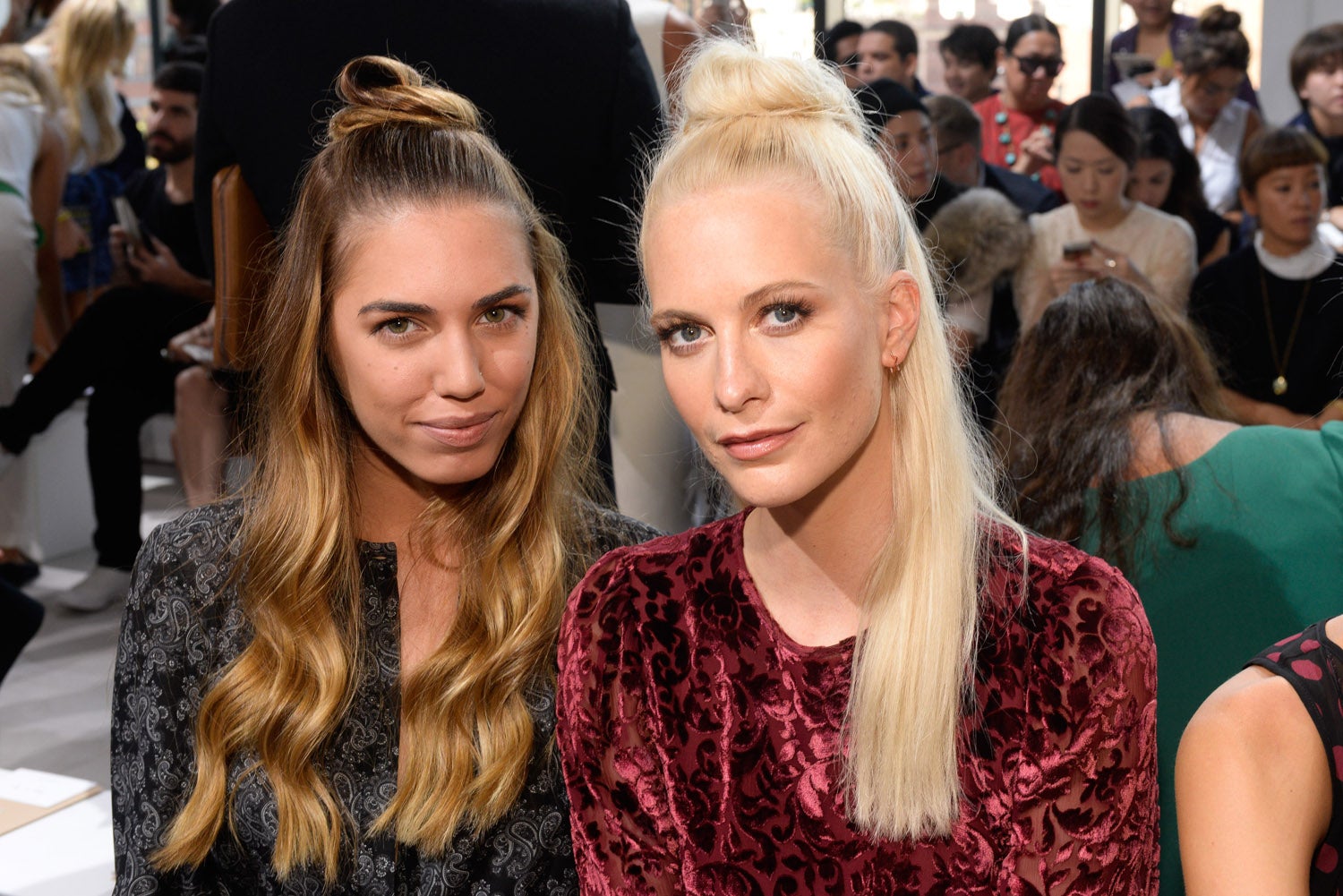 El half-up bun o semirrecogido con moño alto es un peinado muy fácil y estiloso. En la imagen las modelos Amber Le Bon, con el pelo ondulado, y Poppy Delevingne, con el pelo liso. Dos opciones perfectas para lucir radiante como invitada a bodas, bautizos y comuniones.
