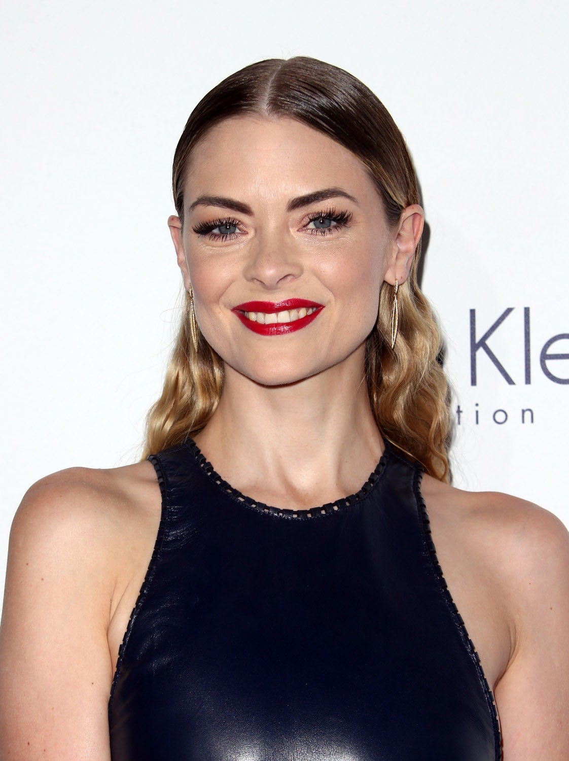 Si tu evento es de noche, no lo dudes, apuesta por un peinado con efecto mojado o wet look como el que luce Jaime King. Melena suelta o recogida, el acabado pulido es una apuesta segura para triunfar como invitada.
