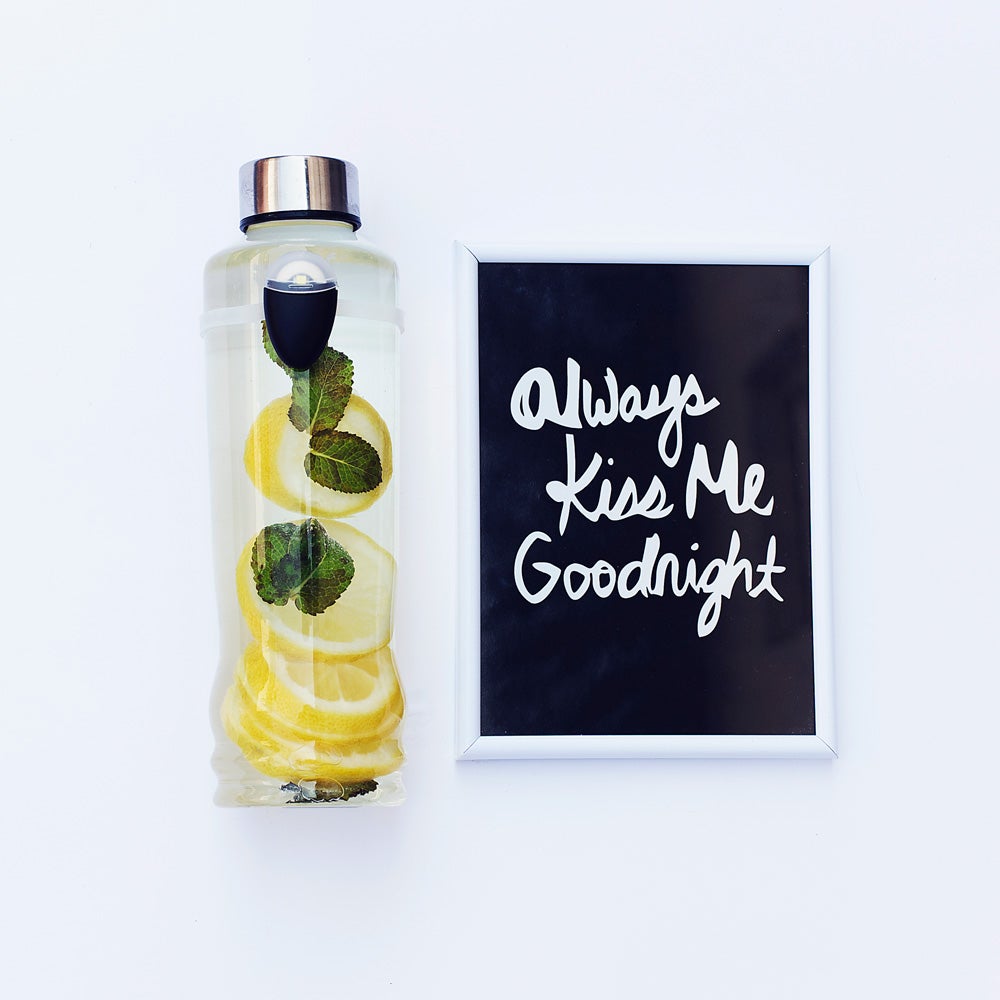 Un detalle original para que tu madre se cuide y esté a la última. Ulla es un aparato que se pone en cualquier botella de agua y se ilumina y vibra para recordarte que bebas agua cada 30-40 minutos. Detecta si bebes y detecta el movimiento para avisarte. Disponible en www.coolmums.es (Precio: 24 euros).