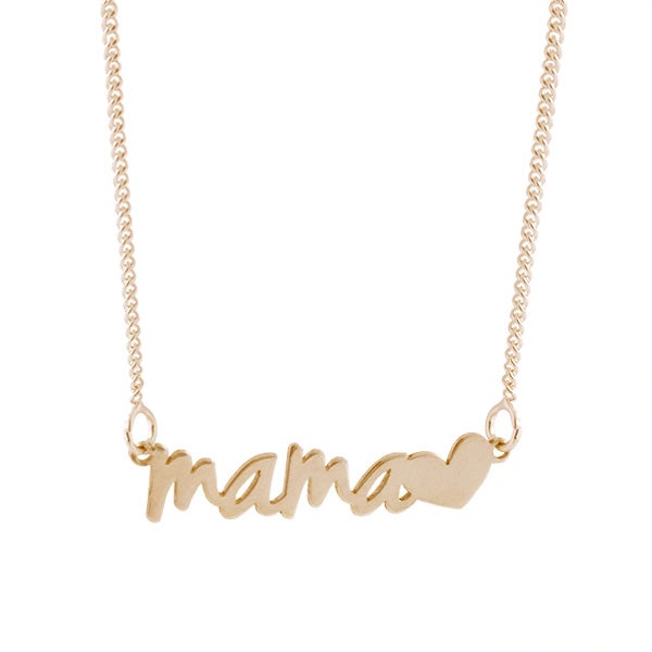 Hay piezas que seguro desearía tener, como un collar en el que pueda lucir con orgullo sus sentimiento de madre (Precio: 45 euros).