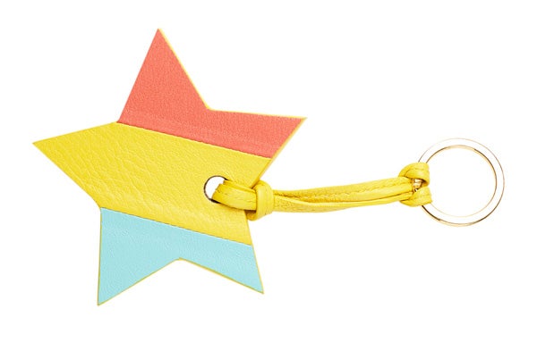 Cualquier detalle importa, por eso, este llavero de piel en varios colores será acierto seguro (Precio: 35 euros).