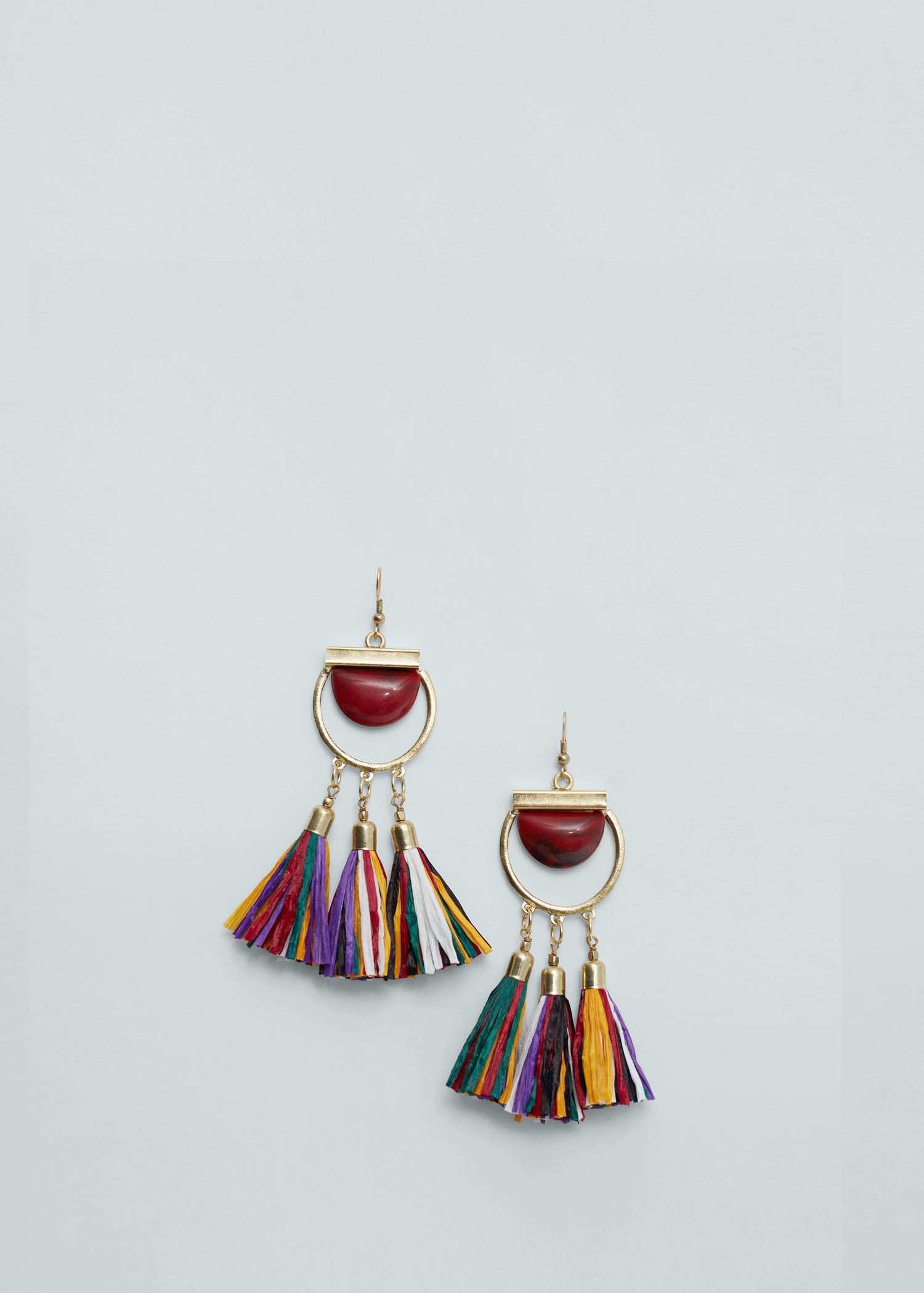 ¿Se vuelve loca con los pendientes más originales? Entonces seguro que este colorido modelo de borlas a la venta en Mango le encantan (Precio: 9.99 euros).